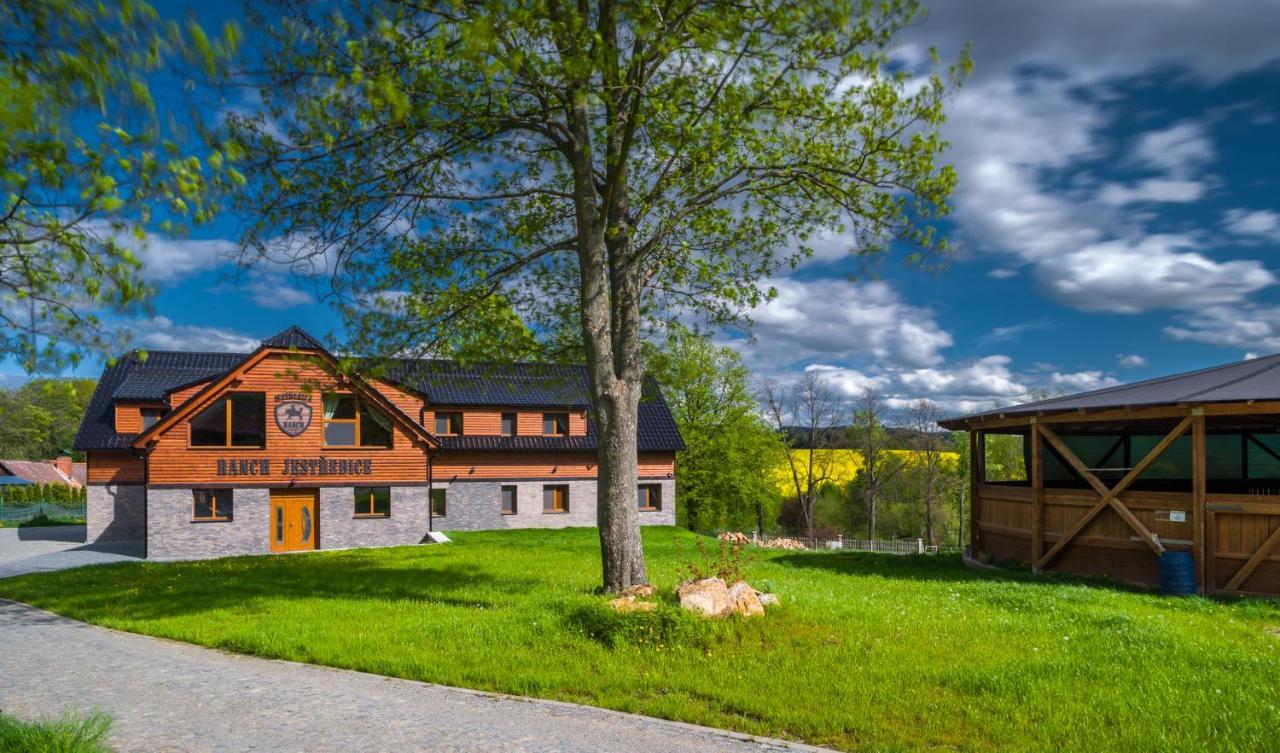 Hotel Ranch Jestrebice à Hermanicky Extérieur photo
